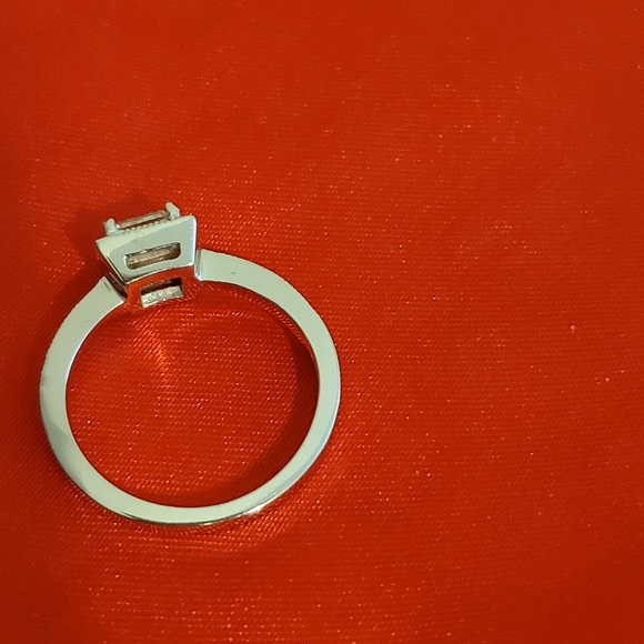 New & unworn 18K White Gold - Diamond Engagement Ring - Picture 9 of 16